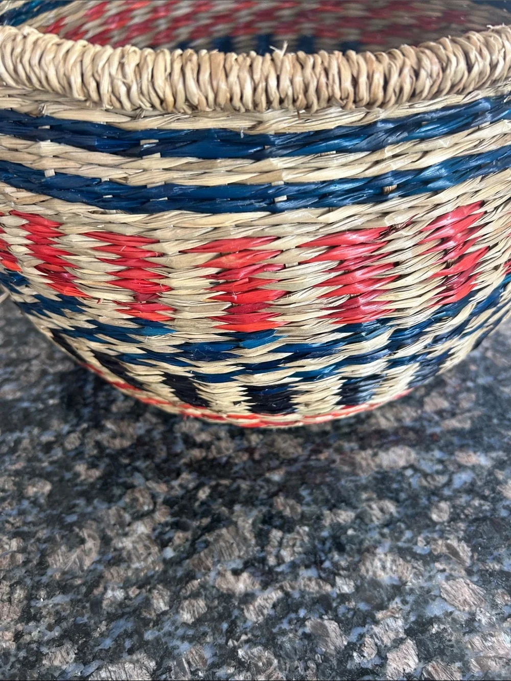 ASHLAND HANDWOVEN MULTICOLOR ROUND SEAGRASS BASKET NWT